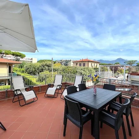 Villa Marina Di Pietrasanta With Private Pool 200M From The Beach Apartment Marina di Pietrasanta
