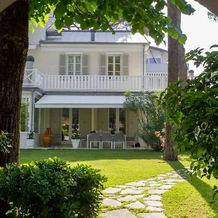 Apartment Villa Marina Di Pietrasanta With Private Pool 200M From The Beach Marina di Pietrasanta